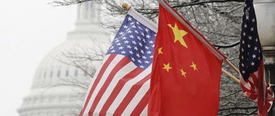 中美两国国旗并排飘扬