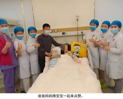 三胞胎宝宝躺在保温箱中