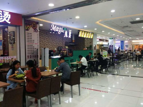 商场里冷清的女装店铺