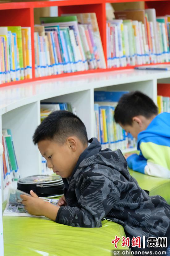 学生在图书馆阅读学习