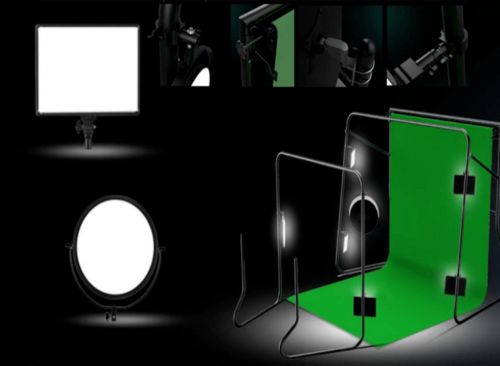 主播在直播间展示商品细节