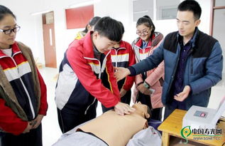 学生学习心肺复苏课程