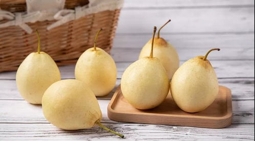 一颗新鲜多汁的梨子切开露出果肉