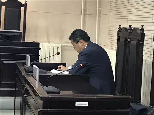 赵伟国在法庭上低头接受判决的照片