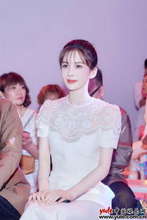 赵樱子与摄影师合影侧身照展现背部镂空设计