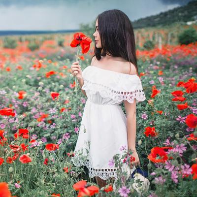 博主手持手机站在花丛中拍摄画面