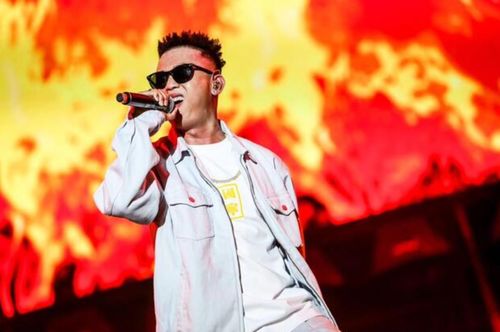 GAI周延身穿白色中式休闲装亮相颁奖礼