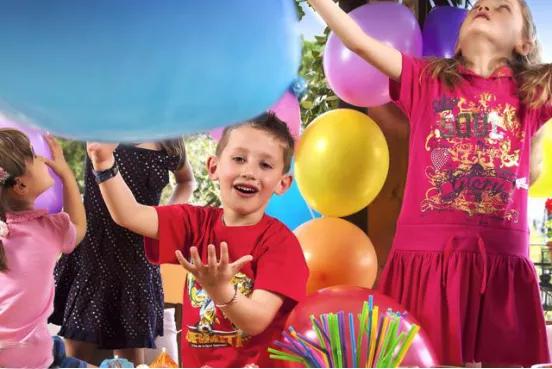 亲子共同挑选衣服