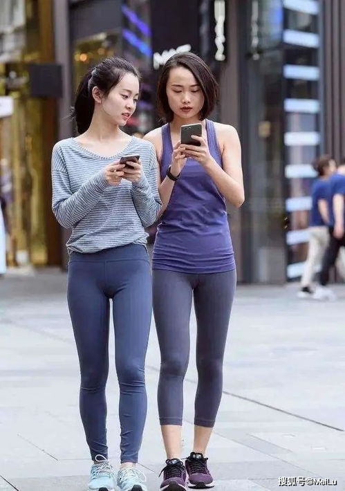 女性穿瑜伽裤走在街头