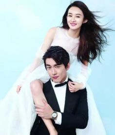 赵丽颖和林更新在雪地中搞笑互动