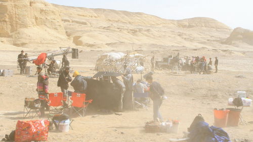 12级沙尘暴里拍写真：谁在“玩命”？要命还是要流量？