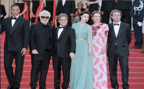 戛纳电影节现场观众鼓掌