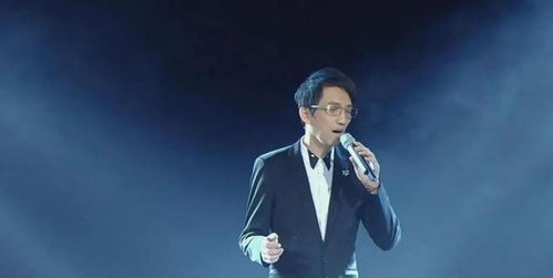 林志炫在录音棚中专注创作