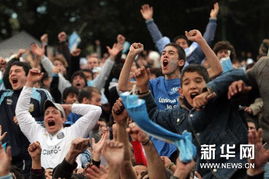 球迷欢呼庆祝步行者晋级