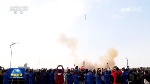 中国航天发射现场人群围观