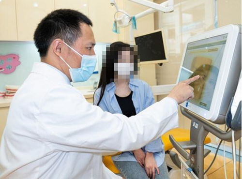 医生正在为病人检查牙齿状况