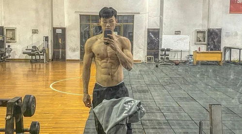 杨瀚森在健身房训练