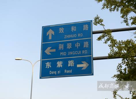 孩子指着路牌读字