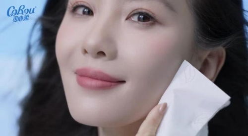 刘诗诗手持可心柔纸巾微笑着面对镜头