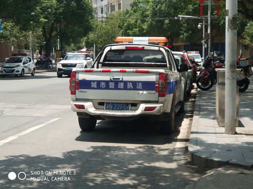 邯郸城管执法车正常停放与车牌损坏对比图