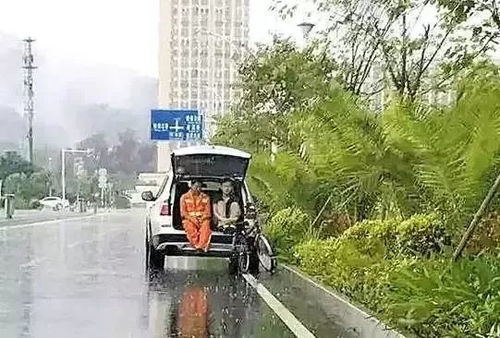 车辆在桥下避雨时发生轻微刮蹭