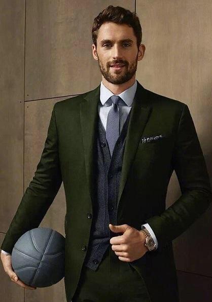 乔丹身穿西装在解说台前微笑