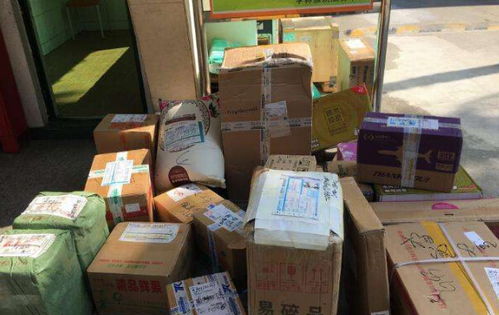 消费者手持快递包裹准备拆封瞬间