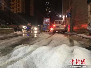 北京暴雨突袭，桥下躲冰雹致堵车？交警回应来了！