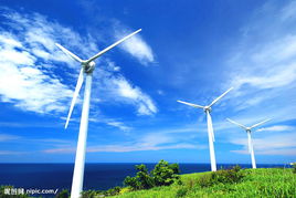 沙特沙漠风光与风力发电设备并存画面