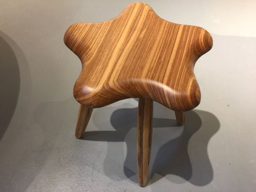 夜空中闪烁的星星象征希望与等待