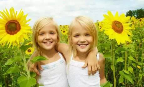 一群年轻人站在阳光下微笑合影