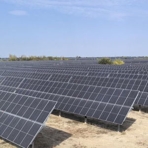 光伏板阵列在阳光下闪闪发光