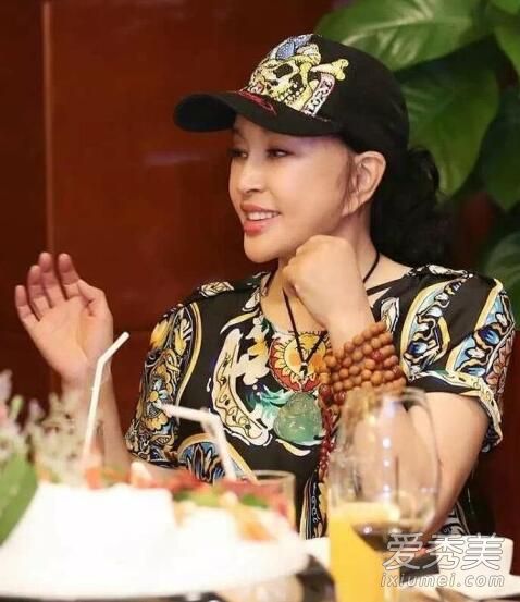 刘晓庆素颜聚餐照