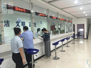 法院大厅人群排队办理案件