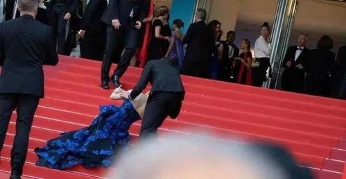 千惠在红毯上挥手微笑接受媒体拍照