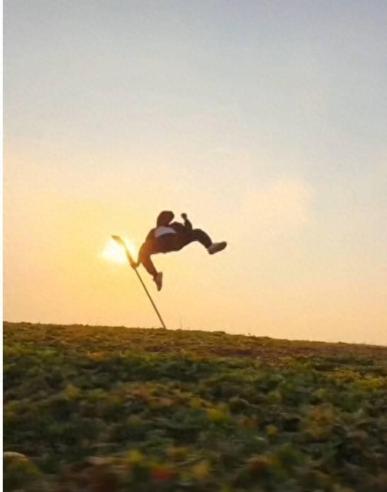 一群年轻人在夕阳下踢球的背影