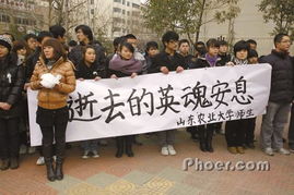 民众自发前往悼念卢瑞华