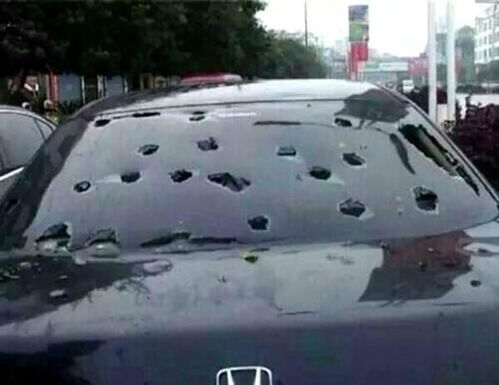 冰雹砸坏汽车现场图片