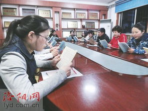 多人围坐读书会现场