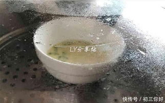 妈妈用勺子喂宝宝吃辅食的温馨画面