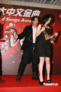 陈奕迅在后台休息中