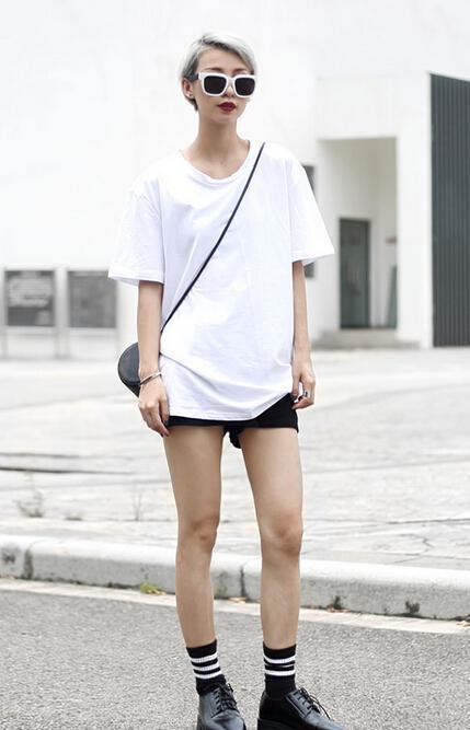 道崽穿着宽松T恤坐在公园长椅上自拍