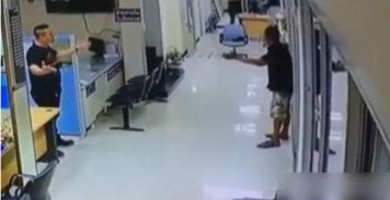 男子坐在警局接受问询神情呆滞