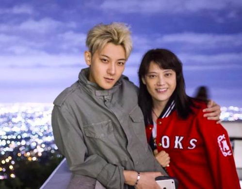 李现与品牌方合影