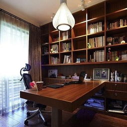 阳光洒在书桌上的古籍与茶杯