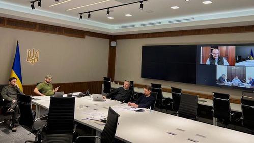 谈判代表在会议室中讨论议题