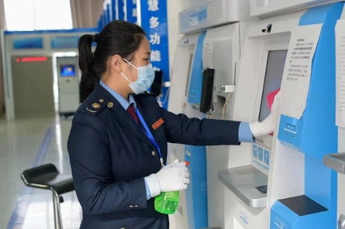 税务人员正在办公场景