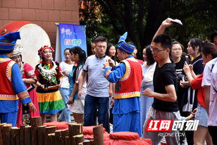 人们围坐在一起体验摔碗酒的场景