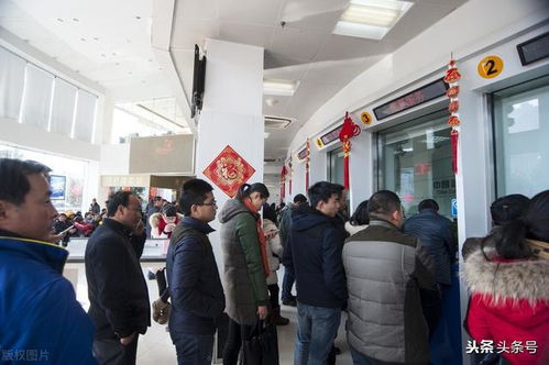 老人在银行柜台前接受工作人员帮助