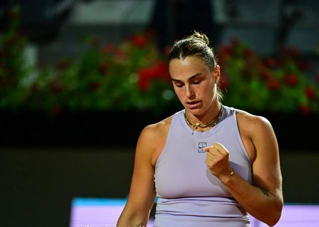 郑钦文与萨巴伦卡在赛场上对峙